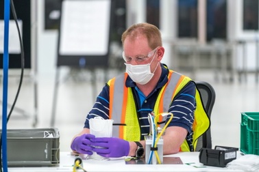 Bên trong xưởng sản xuất khẩu trang của GM tại Mỹ