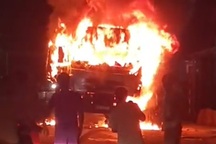 Xe tải bốc cháy ngùn ngụt sau va chạm với xe máy, 1 người tử vong