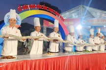 Khách bất ngờ với bánh cuốn khổng lồ dài 7,7m với 7 loại nhân ở Bình Định