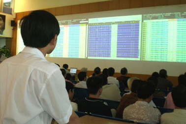 NĐT bán mạnh cổ phiếu nhỏ trên sàn HoSE