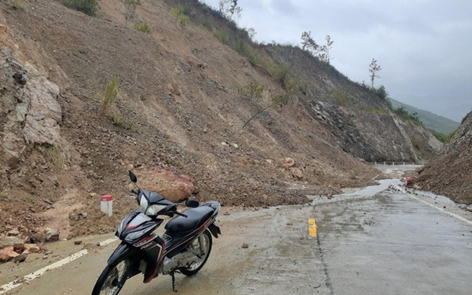 Phú Yên: Nhiều điểm sạt lở trên tuyến đường độc đạo từ huyện về xã - Ảnh 1.