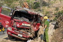 Ô tô tải lật nghiêng, tài xế mắc kẹt trong xe