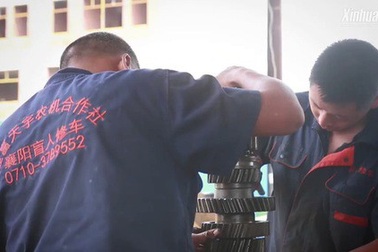 Cặp anh em khiếm thị trở thành thợ sửa chữa máy móc