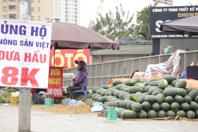 Hà Nội: Lấy mác giải cứu nông sản để chiếm vỉa hè nhiều tuyến phố - 8 Hà Nội: Lấy mác giải cứu nông sản để chiếm vỉa hè nhiều tuyến phố - 8
