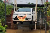 Dùng ròng rọc kéo ô tô lên cao, làm bè để chống ngập cho xe