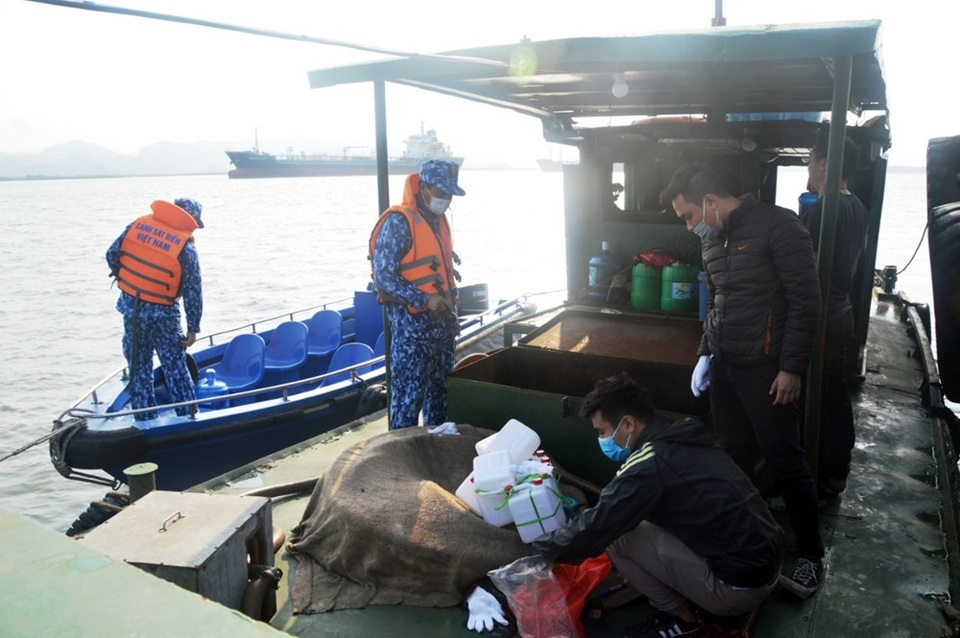 Cảnh sát biển phát hiện tàu chở 20 nghìn lít dầu DO không rõ nguồn gốc - 1 Cảnh sát biển phát hiện tàu chở 20 nghìn lít dầu DO không rõ nguồn gốc - 1