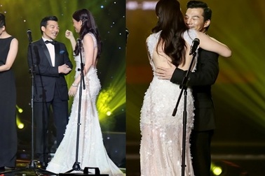 Trương Ngọc Ánh "ngượng ngùng" ôm chồng cũ trên sân khấu