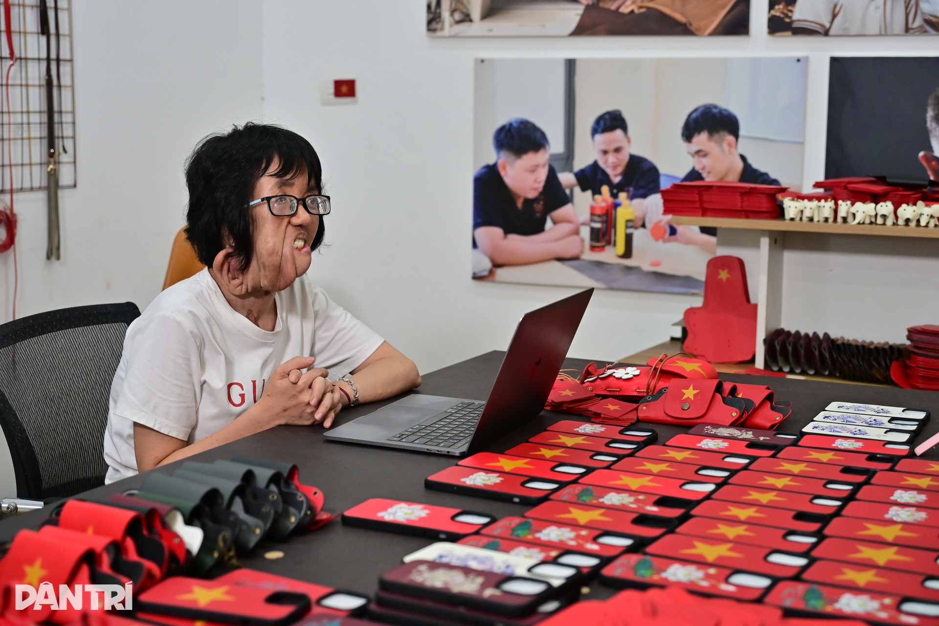 Bộ sưu tập cờ đỏ sao vàng tạo nên từ nghị lực của những người khuyết tật - 13