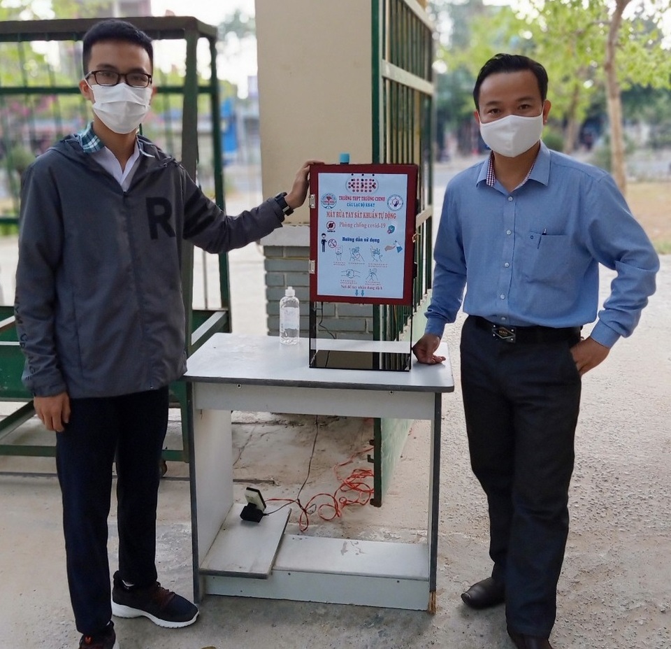 Thầy trò trường THPT sáng chế máy rửa tay sát khuẩn tự động có loa nhắc nhở - 4 Thầy trò trường THPT sáng chế máy rửa tay sát khuẩn tự động có loa nhắc nhở - 4