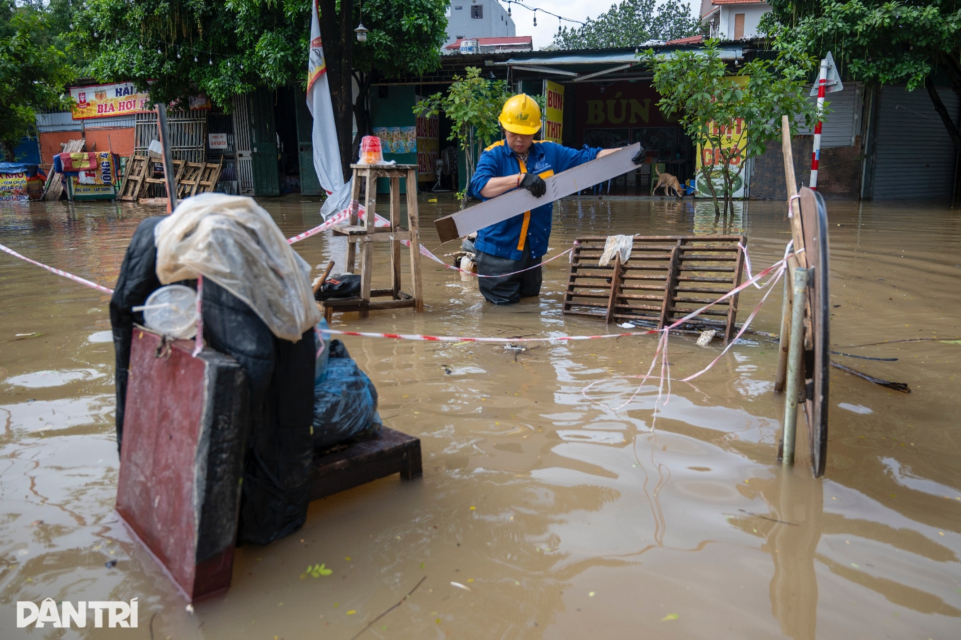 Xe tải hoá phà cứu hộ giúp dân qua điểm ngập sâu ở Hà Nội - 17 Xe tải hoá phà cứu hộ giúp dân qua điểm ngập sâu ở Hà Nội - 17