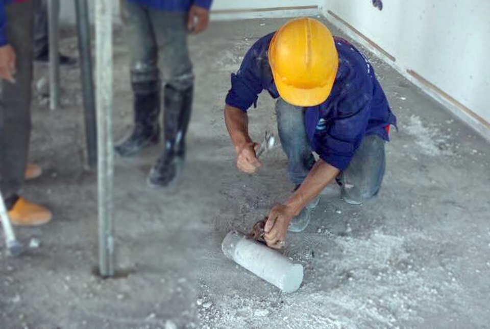 Hà Nội cắt mái bê tông tầng 18 tòa nhà 8B Lê Trực - 4