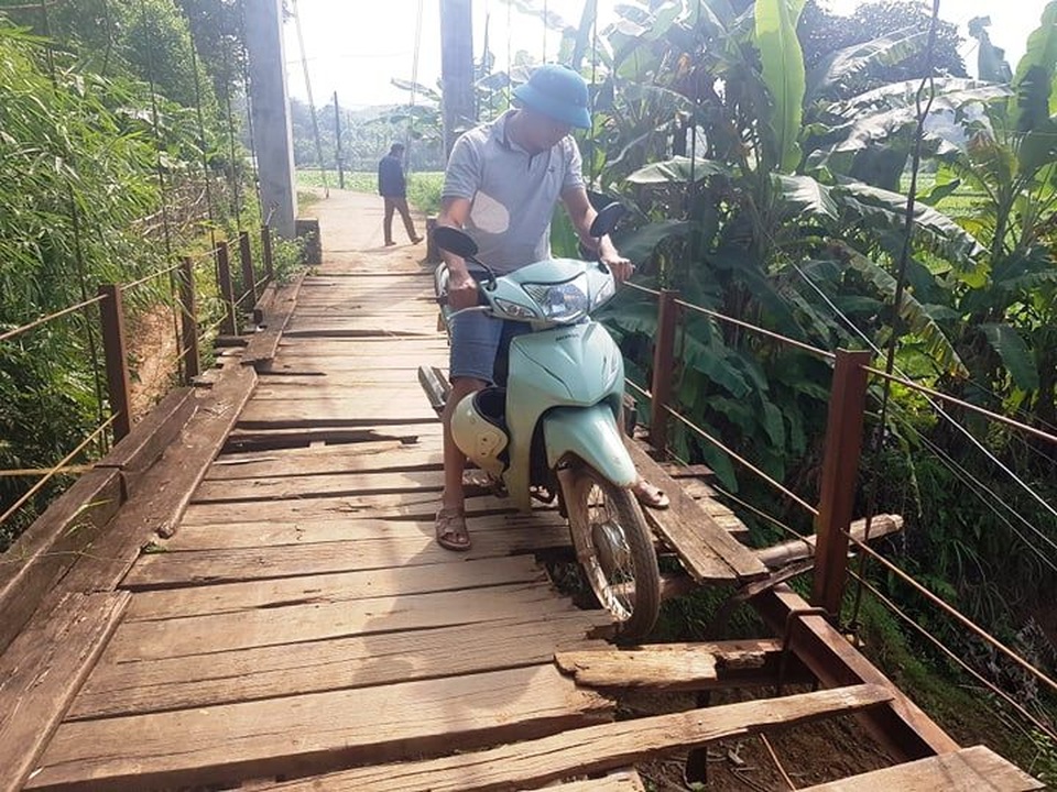 Hòa Bình: Dân mong mỏi sửa cầu treo cũ nát, chính quyền nói chưa có… kinh phí! - 1 Hòa Bình: Dân mong mỏi sửa cầu treo cũ nát, chính quyền nói chưa có… kinh phí! - 1