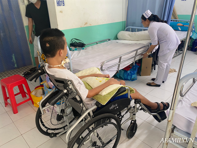 Thương tâm: Bé trai nằm liệt một chỗ sau tai nạn khóc nức nở trên giường bệnh, cha vay hàng trăm triệu đồng cứu con - Ảnh 5. Thương tâm: Bé trai nằm liệt một chỗ sau tai nạn khóc nức nở trên giường bệnh, cha vay hàng trăm triệu đồng cứu con - Ảnh 5.