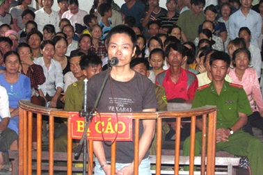 Dùng dao khống chế cướp tiền nữ giáo viên