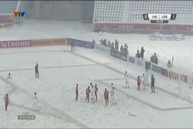 Quang Hải ngã trong vòng cấm địa nhưng không có phạt đền ở phút 35