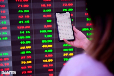 Người phụ nữ điều trị tâm thần vì đam mê chứng khoán