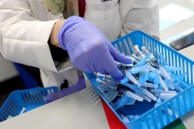 Hàng triệu liều vắc xin Covid-19 sắp hết hạn giữa "cơn khát" trên toàn cầu