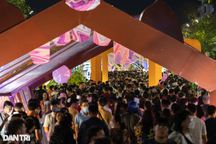 Chật kín người dân đến tham quan đường hoa Nguyễn Huệ