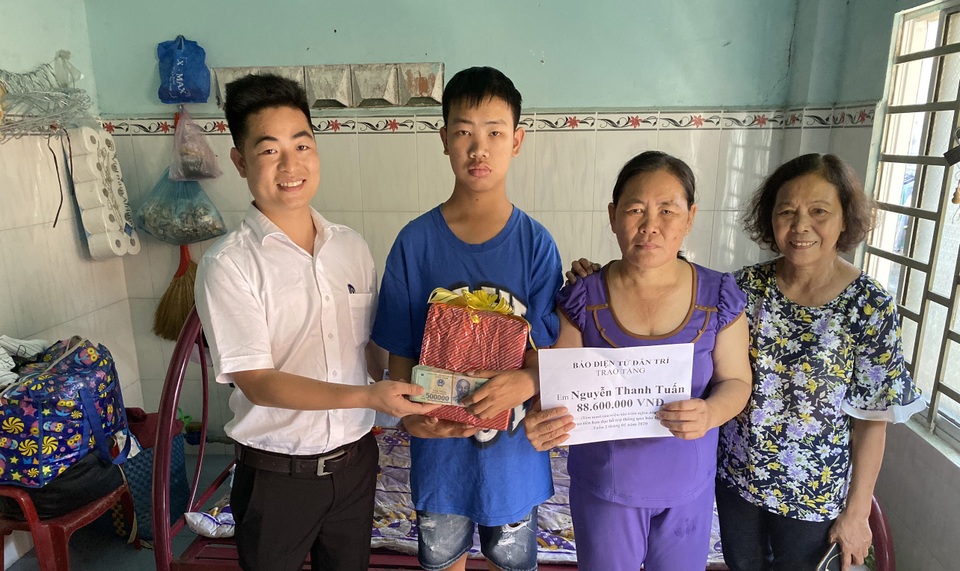 Bạn đọc Dân trí lì xì hơn 88 triệu đồng giúp chàng trai 17 tuổi chữa bệnh suy thận - 1 Bạn đọc Dân trí lì xì hơn 88 triệu đồng giúp chàng trai 17 tuổi chữa bệnh suy thận - 1