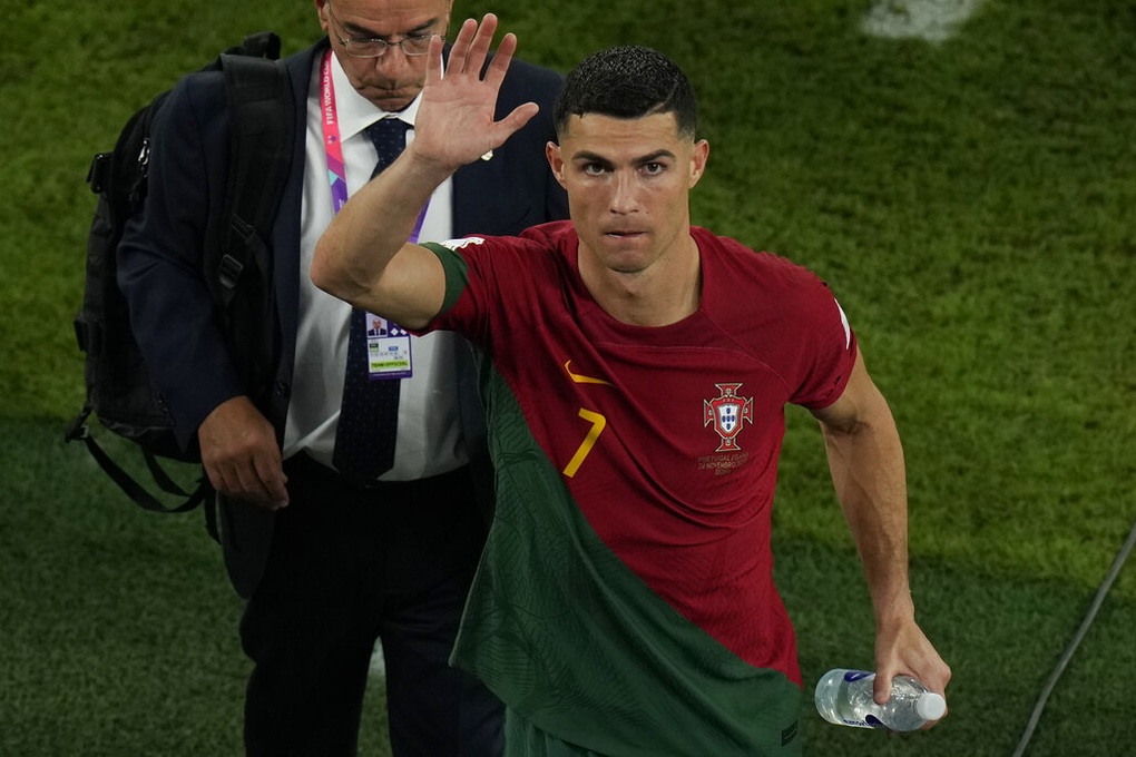 Ronaldo bỏ họp báo giữa chừng khi bị hỏi về Man Utd - 1 Ronaldo bỏ họp báo giữa chừng khi bị hỏi về Man Utd - 1