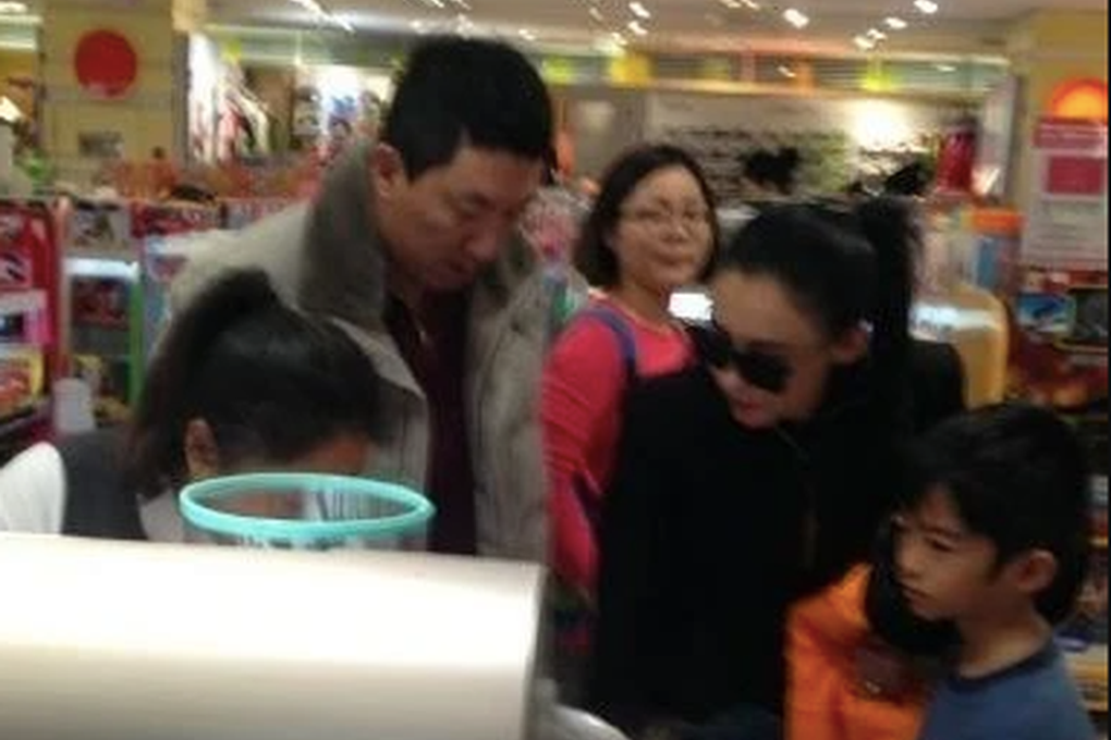 Ồn ào danh tính người đàn ông trong bóng tối của Trương Bá Chi - 2