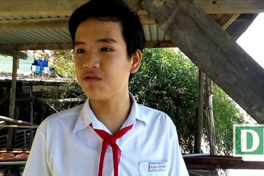 Hàng chục học sinh đi học bằng thuyền, chui hầm đường sắt sau bão Damrey