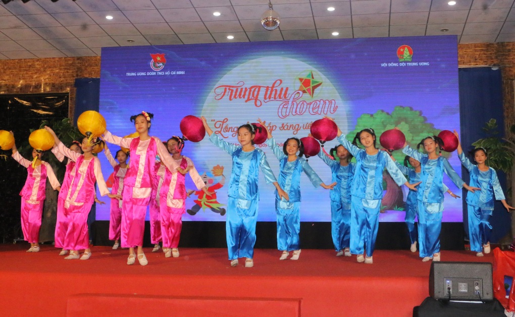 Những chiếc lồng đèn Trung thu thắp sáng ước mơ của trẻ em - 1 Những chiếc lồng đèn Trung thu thắp sáng ước mơ của trẻ em - 1