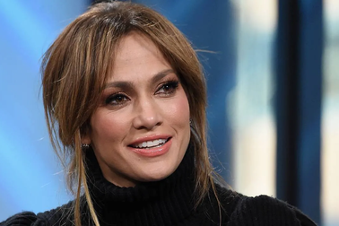 Jennifer Lopez bật khóc và quyên tặng thực phẩm suốt một năm cho trường học