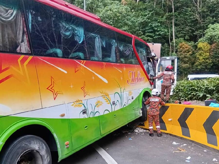 Xe chở đoàn du khách Việt Nam đâm vào 2 ô tô khi xuống dốc ở Malaysia - 1