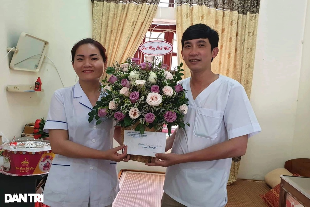Nữ y tá rơi nước mắt khi gặp con đi lấy mẫu xét nghiệm trong khu phong tỏa - 3 Nữ y tá rơi nước mắt khi gặp con đi lấy mẫu xét nghiệm trong khu phong tỏa - 3