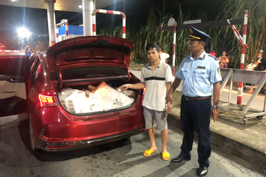 Nam thanh niên vận chuyển 10.000 gói thuốc lá nhập lậu các loại