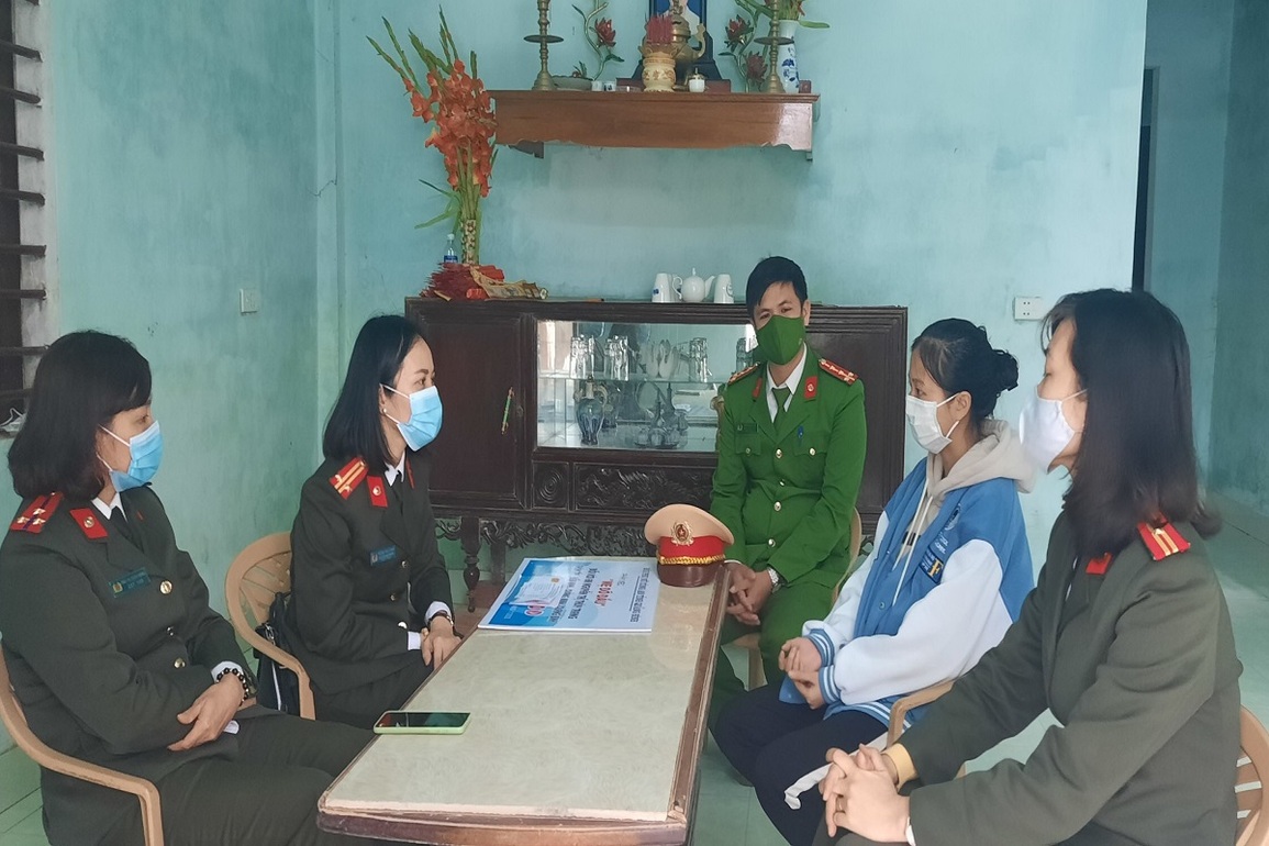 Khi nữ chiến sĩ công an làm mẹ đỡ đầu cho học sinh nghèo, mồ côi - 2 Khi nữ chiến sĩ công an làm mẹ đỡ đầu cho học sinh nghèo, mồ côi - 2