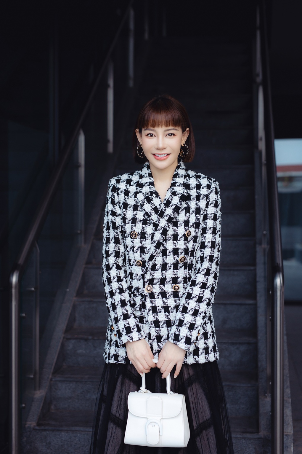 Hoa hậu Hải Dương phối trang phục trẻ trung xuống phố - 6