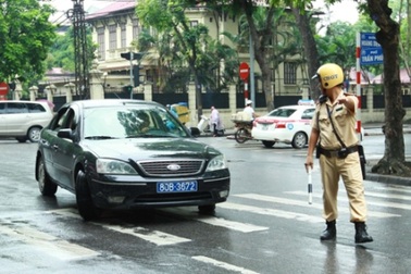 “Xe biển xanh chở cán bộ cấp cao nếu vi phạm cũng phạt như thường”