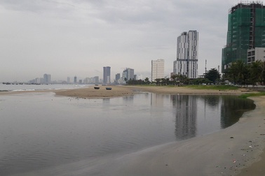 Đà Nẵng: Mưa lớn, nước thải chưa qua xử lý lại tràn ra biển