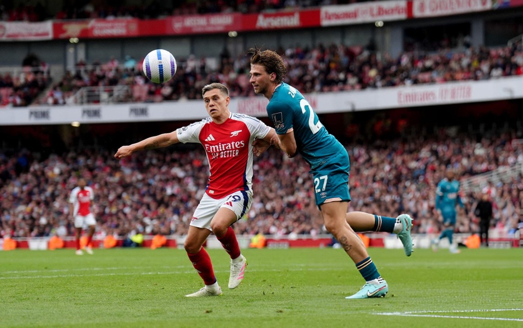 Arsenal lung lay vị trí thứ hai Premier League - 1 Arsenal lung lay vị trí thứ hai Premier League - 1