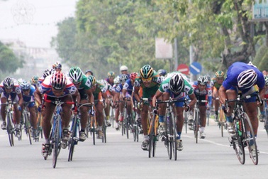 Các tuyển thủ QG tranh tài tại giải xe đạp Nam Kỳ Khởi Nghĩa 2012