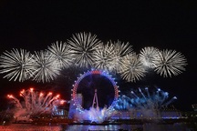 Pháo hoa thắp sáng bầu trời châu Âu đón năm mới