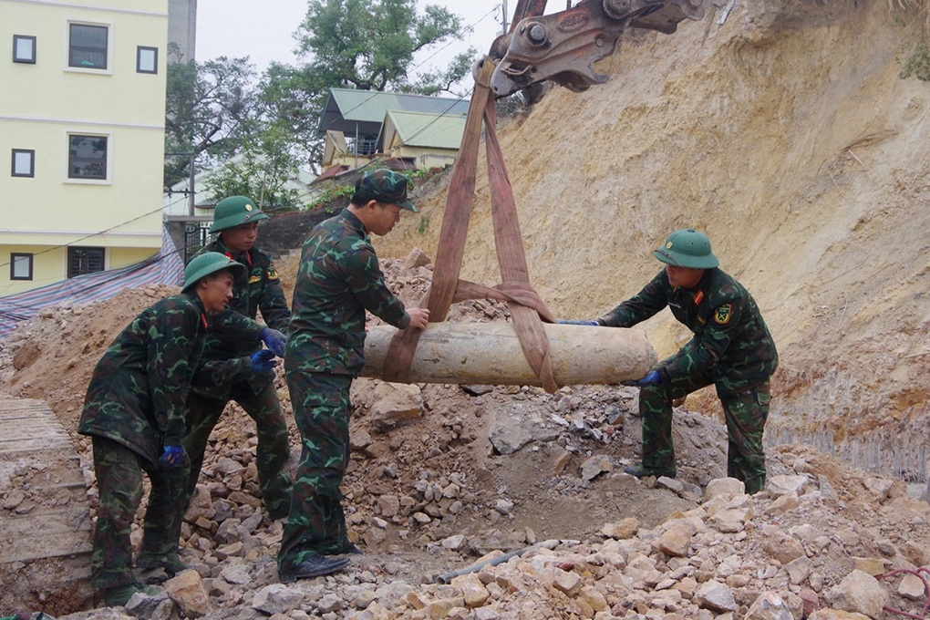 Đào móng nhà phát hiện quả bom nặng 230kg - 1 Đào móng nhà phát hiện quả bom nặng 230kg - 1