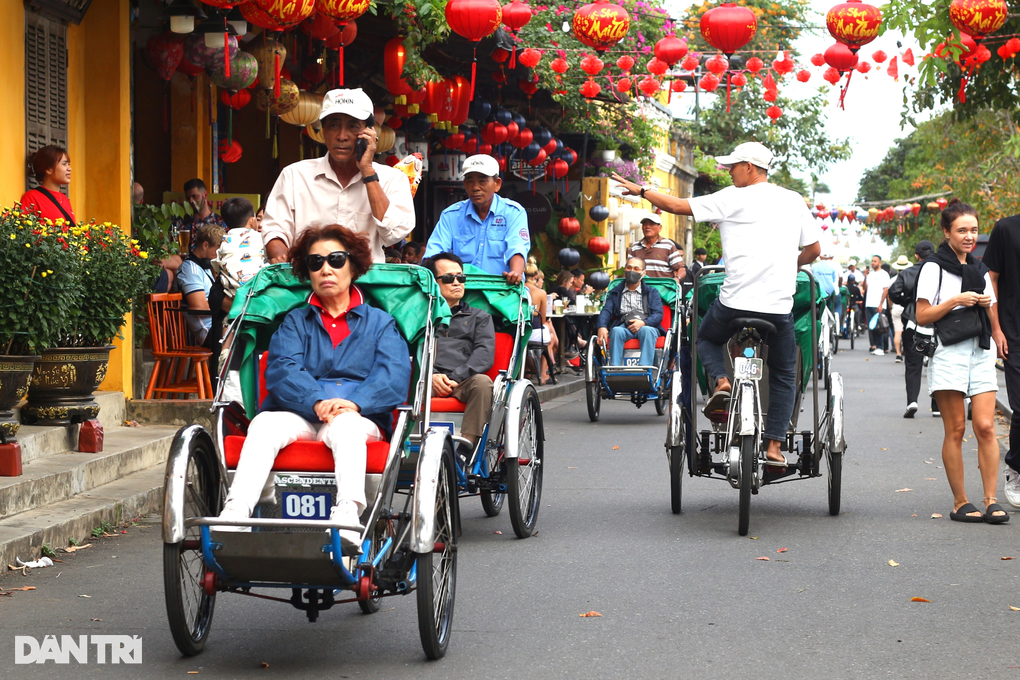 Hết lễ, phố cổ Hội An vẫn chật kín khách du xuân - 3