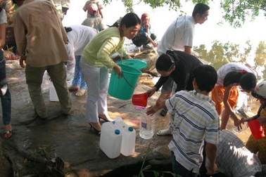 Hàng nghìn người đổ xô đi xin “nước thánh” chữa bệnh