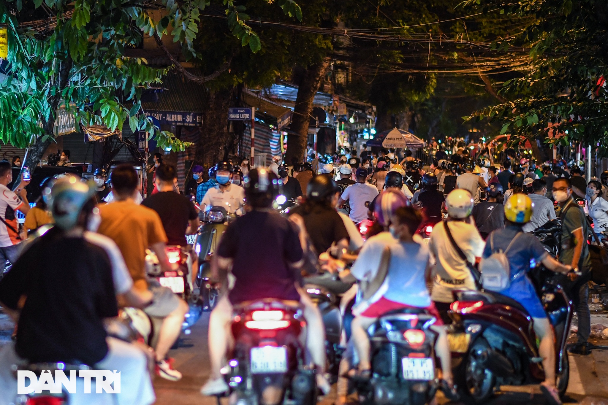 Phố Hàng Mã đông đúc bất ngờ tối Trung thu, công an lập nhiều chốt chặn - 9 Phố Hàng Mã đông đúc bất ngờ tối Trung thu, công an lập nhiều chốt chặn - 9