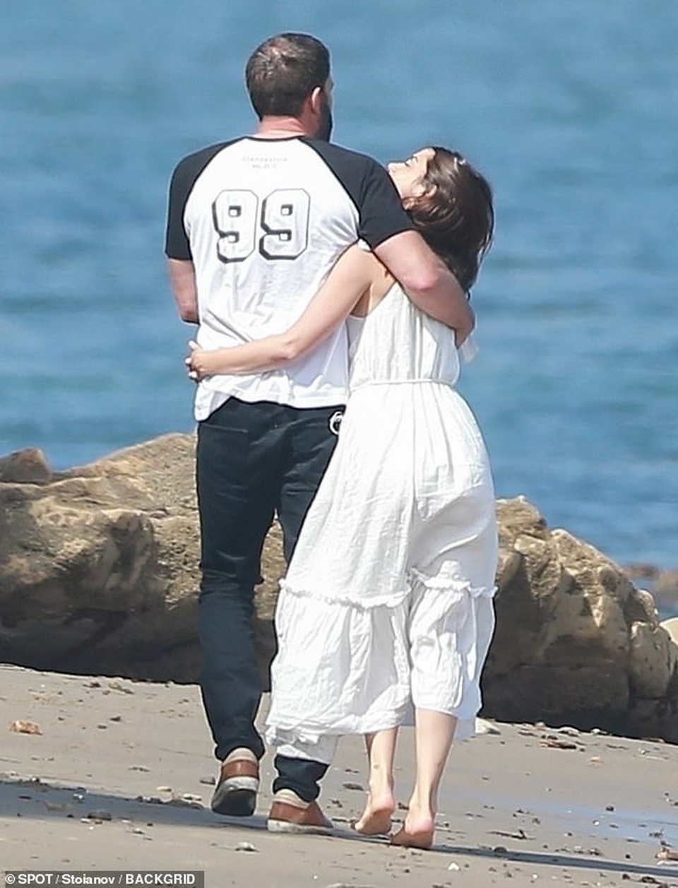 Ben Affleck và bồ trẻ hôn nhau say đắm trên biển - 7