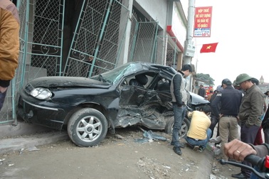 Xe tải đẩy xe con "bay" vào nhà dân