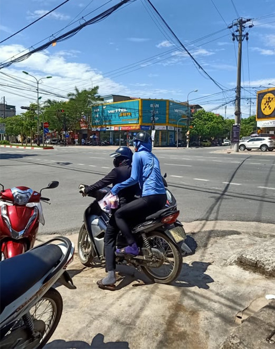 Căng mình giữa nắng nóng, thợ lắp điều hòa kiếm tiền triệu/ngày - 1 Căng mình giữa nắng nóng, thợ lắp điều hòa kiếm tiền triệu/ngày - 1