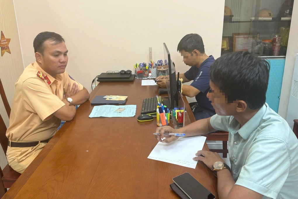 Công an làm việc với hai tài xế trong vụ chặn đầu, đập kính ô tô ở TPHCM - 1 Công an làm việc với hai tài xế trong vụ chặn đầu, đập kính ô tô ở TPHCM - 1