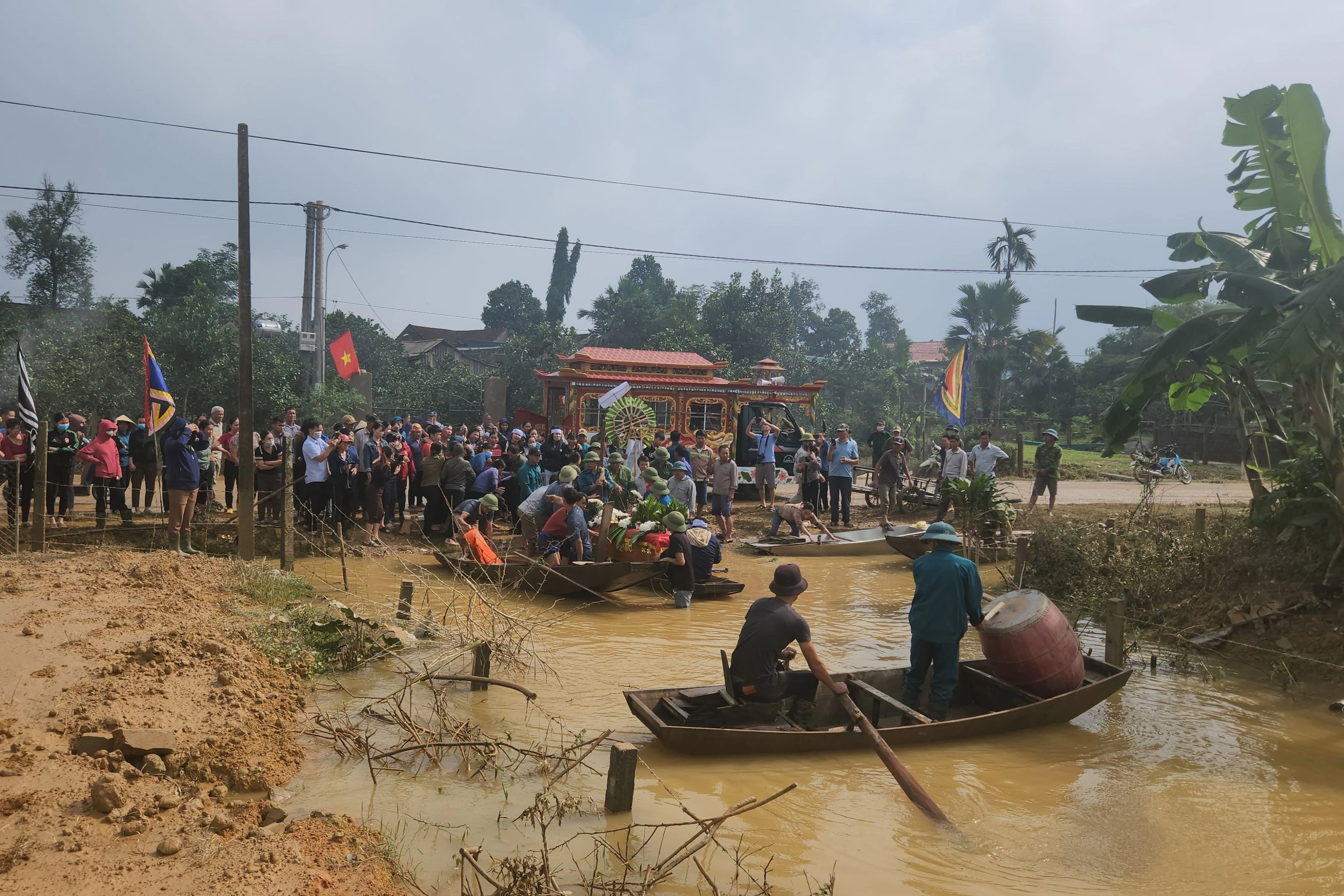 Xót xa đám tang vùng lũ, dùng thuyền chở quan tài đi an táng - 2