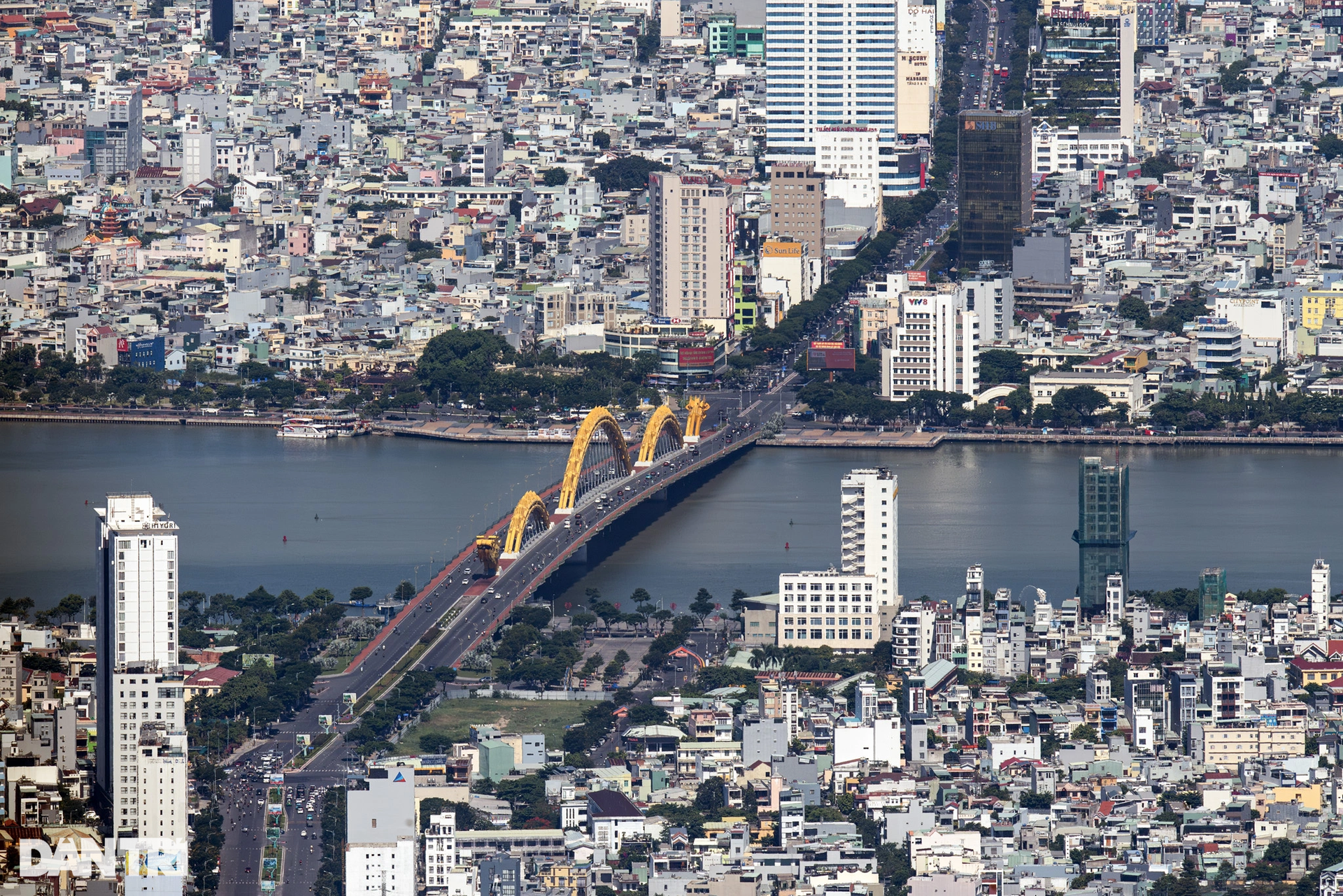 Bay trực thăng ra biển Đông 16km ngắm toàn cảnh TP Đà Nẵng - 15 Bay trực thăng ra biển Đông 16km ngắm toàn cảnh TP Đà Nẵng - 15