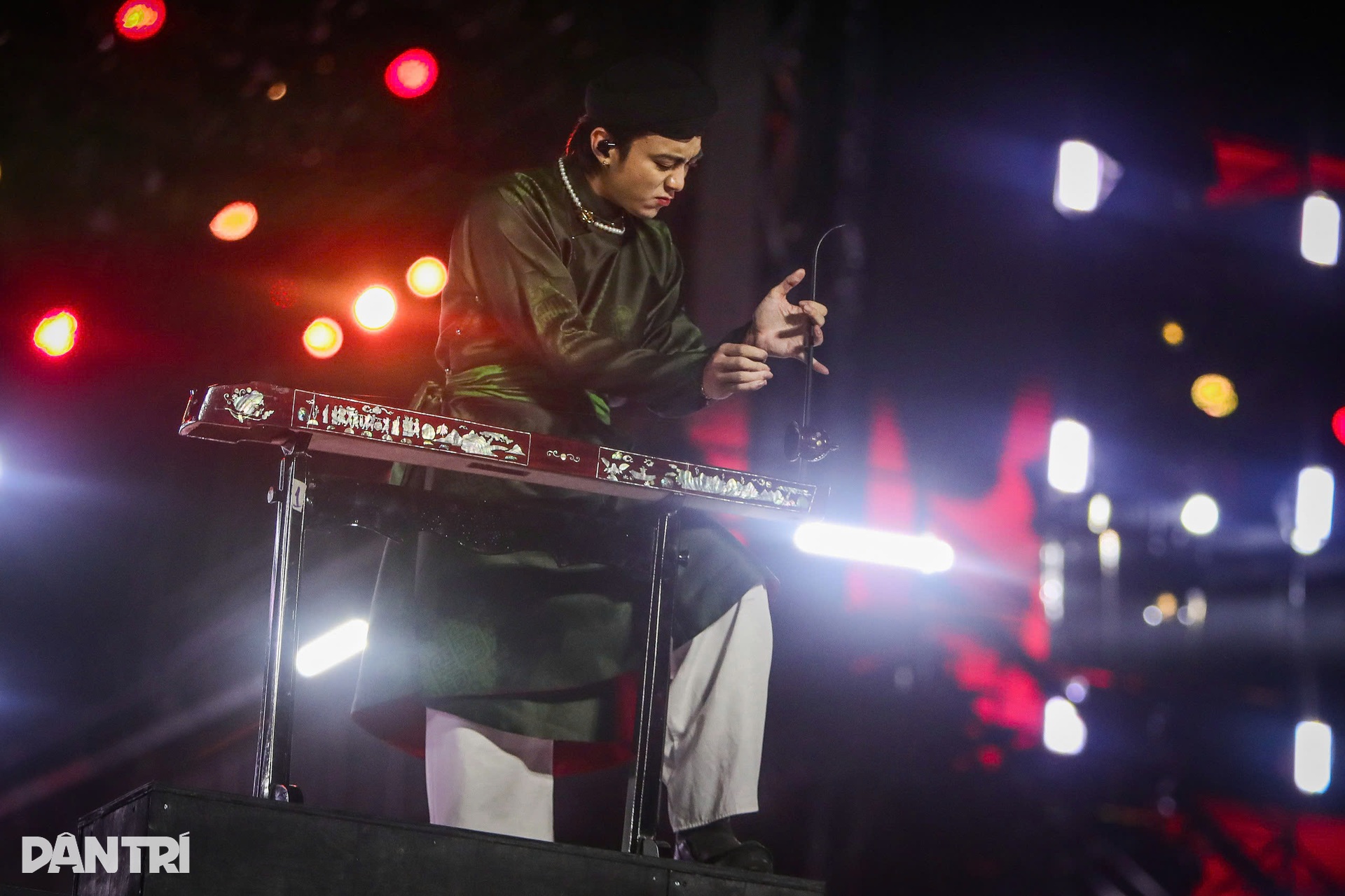 Concert Anh trai vượt ngàn chông gai: Tự Long quỳ gối cảm ơn khán giả - 6 Concert Anh trai vượt ngàn chông gai: Tự Long quỳ gối cảm ơn khán giả - 6