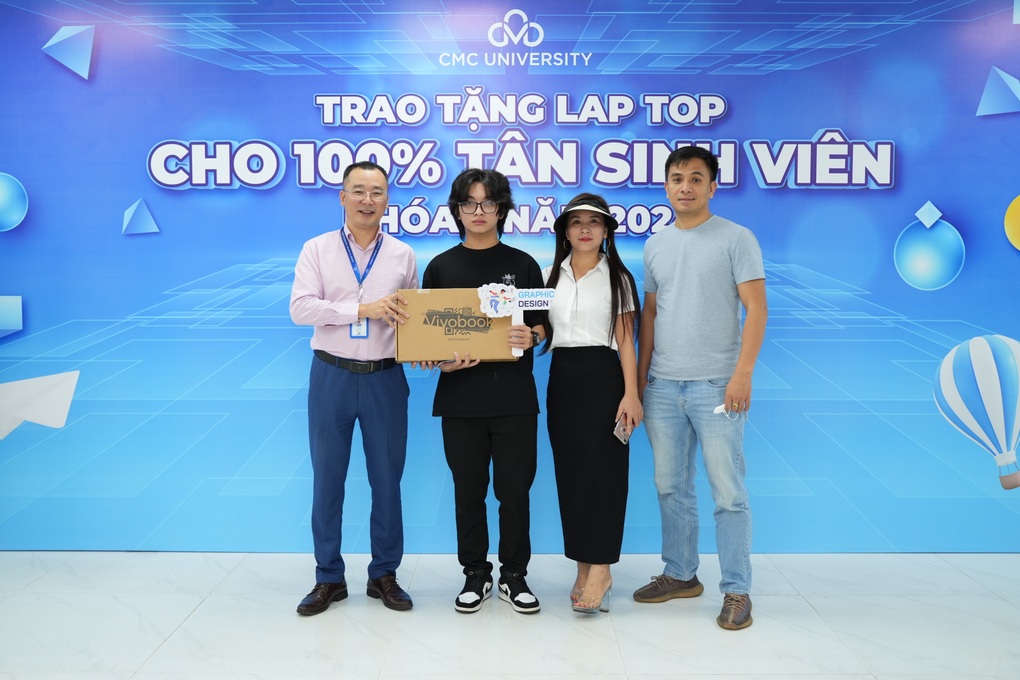 Trường Đại học CMC tặng laptop cho sinh viên nhập học năm 2025 - 1 Trường Đại học CMC tặng laptop cho sinh viên nhập học năm 2025 - 1